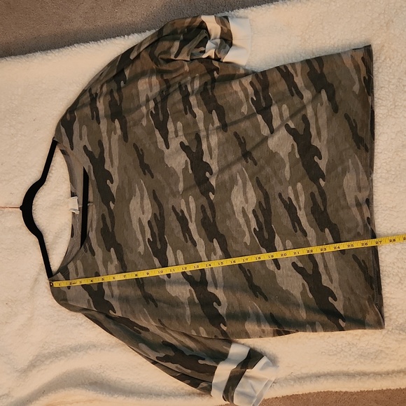 Boutique BiBi Camoflouge Off Shoulder Lightweight Oversized Sweater Size Medium - Picture 5 of 6